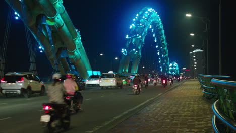 Vehicles-crossing-through-Dragon-Bridge-in-Da-Nang-city-of-Vietnam-built-over-Han-river-at-night