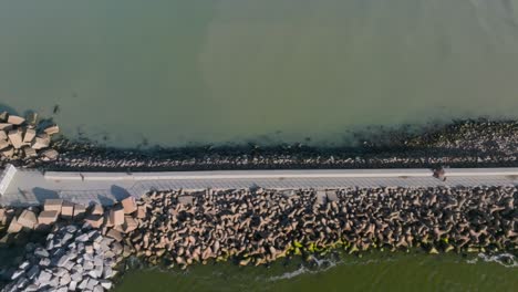 Luftaufnahme:-Der-Nördliche-Wellenbrecher-Besteht-Aus-Stein-Und-Ist-Für-Sicheres-Gehen-Von-Menschen-Geeignet