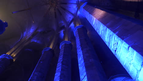 Neonlichter-Leuchten-Während-Des-Konzerts-Auf-Der-Kathedrale-Von-Barcelona,-Blick-Von-Unten