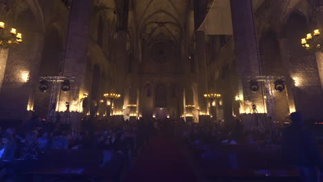 Menschen,-Die-Die-Kathedrale-Von-Barcelona-Für-Ein-Konzert-Betreten,-Blick-Nach-Oben