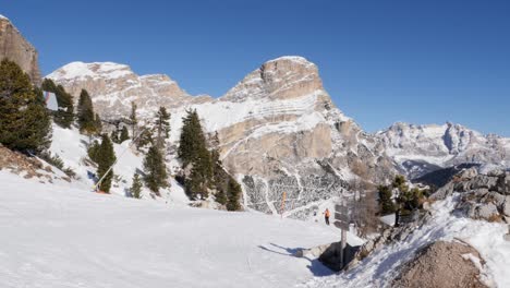 Vista-De-Las-Rocas-Cubiertas-De-Nieve-De-Las-Montañas-Dolomitas-Italianas-En-Un-Hermoso-Día-Soleado-De-Invierno