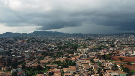 Vista-Aérea-De-Nubes-Y-Sombras-Moviéndose-Sobre-La-Ciudad-De-Yaundé,-Camerún-Lluvioso