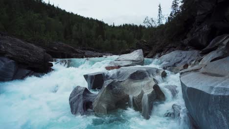 Poderoso-Flujo-Del-Río-Glomaga-En-El-Castillo-De-Mármol,-Marmorslottet-En-El-Condado-De-Nordland,-Noruega