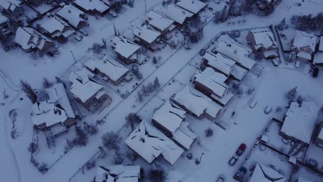 Kanadische-Winterantennen:-Drohnenaufnahmen-Von-Schneebedeckten-Gemeinden