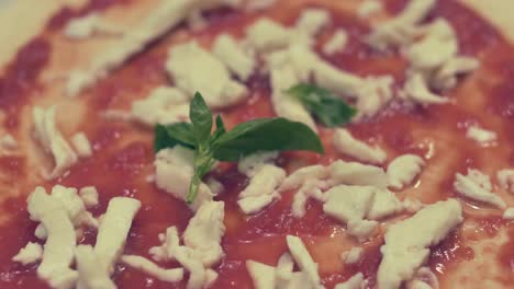Italienischer-Koch-Legt-Frische-Basilikumblätter-Auf-Die-Fast-Fertige-Margherita-Pizza