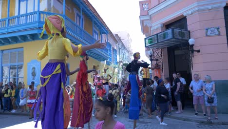 people-dancing-on-stilts-in-the-street,-cuban-carnival-in-Obispo-street