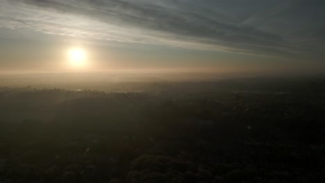 Sonne-über-Nebliger-Landschaft,-Luftaufnahme-Von-Warwickshire,-Großbritannien