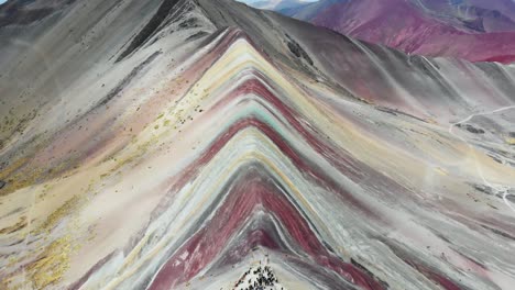 Montaña-Del-Arco-Iris,-Perú,-Panorámica-De-Izquierda-A-Derecha-Toma-Aérea