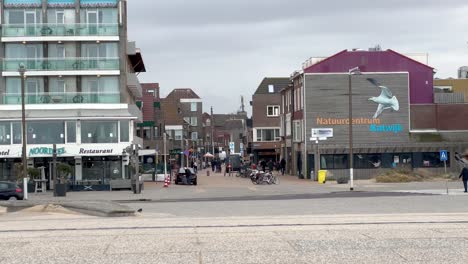 Weitwinkelaufnahme,-Die-Die-Zentrale-Straße-Der-Stadt-Katwijk-In-Den-Niederlanden-An-Einem-Bewölkten-Tag-Zeigt---Zeitlupe
