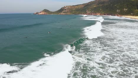 Un-Surfista-Cogiendo-Una-Ola-En-Floripa,-Brasil
