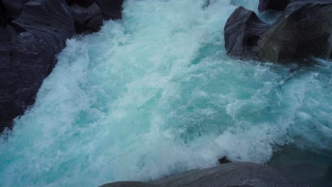 Plätschernde-Wasserfälle-Auf-Grauen-Marmorfelsen-In-Marmorslottet,-Norwegen