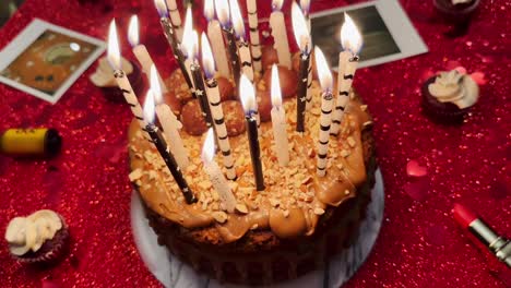 Pastel-De-Cumpleaños-Con-Velas-Y-Purpurina-Roja-En-El-Fondo,-Celebración-De-Fiestas