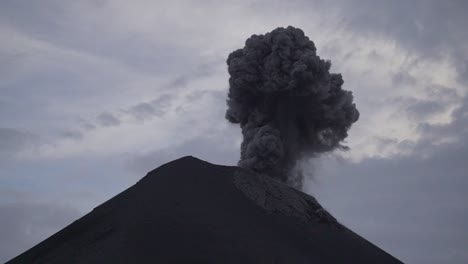 Erupción-Volcánica-Ampliada-En-La-Computadora-De-Mano-Para-La-Acción