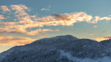 Nubes-Doradas-Y-Chubascos-De-Nieve-Sobre-La-Cumbre-De-Una-Montaña-Nevada-En-Noruega