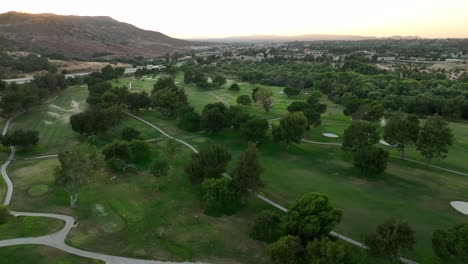 Luftaufnahme-Eines-Schönen-Golfplatzes
