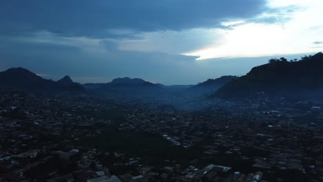 Luftaufnahme-über-Einem-Vorort-Der-Stadt-Yaoundé,-Düsterer-Abend-In-Kamerun---Rückwärtsgang,-Drohnenaufnahme