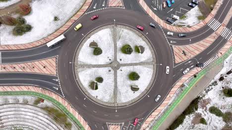 Roundabout-covered-in-snow,-bird's-eye-view