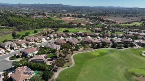 Drone-shot-of-Homes-on-the-Golf-Course