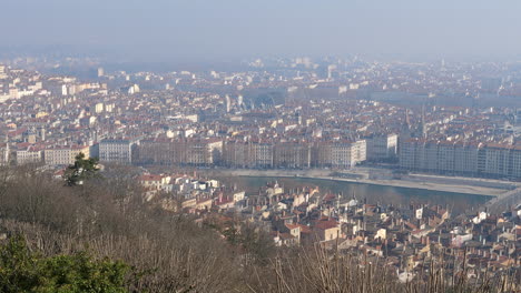 Statische-Ansicht-Vom-Aussichtspunkt-Auf-Einem-Hügel-Der-Stadt-Lyon-Unter-Einer-Wolke-Aus-Luftverschmutzung-Am-Tag