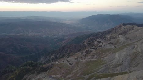 Mt.-Nebo-Bei-Sonnenaufgang-Am-Frühen-Morgen-Mit-Blick-Auf-Das-Tal-In-Salt-Lake-City,-Utah-–-Neigung-Des-Luftanstiegs