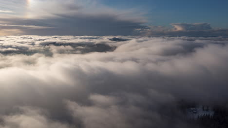 Drohnen-Hyperlapse-Mit-Inversionswolken,-Die-Im-Winter-Durch-Die-Berge-In-Bergen,-Norwegen,-Rollen