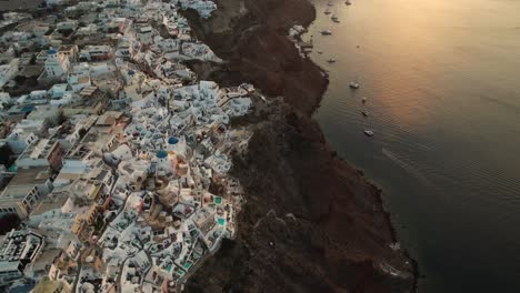 Sonnenuntergang-über-Der-Insel-Santorini,-Dem-Dorf-Oia-Und-Dem-Ägäischen-Meer,-Griechenland