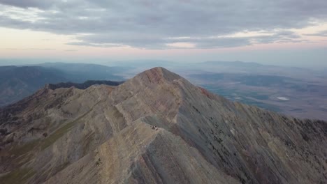 Blaue-Stunde-Landschaft-Mit-Blick-Auf-Den-Mount-Nebo,-Utah-Und-Die-Dramatische-Beleuchtung,-Die-Er-Hat-–-Luftaufnahme