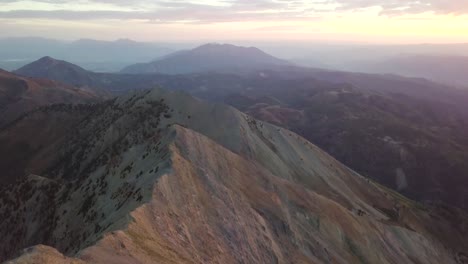 Wunderschöner-Sonnenaufgang-Und-Sonnenuntergang-über-Dem-Mount-Nebo-In-Utah-Mit-Einem-Langsamen-Schwenk-über-Die-Von-Goldenem-Sonnenlicht-Bedeckte-Bergkette---Schwenkneigung-Aus-Der-Luft