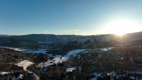 Drohnenaufnahme-Des-Sonnenaufgangs-Im-Skigebiet-Colorado