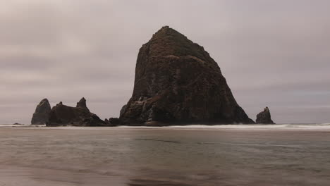El-Famoso-Hito-Haystack-Rock-En-Cannon-Beach-En-La-Costa-De-Oregon