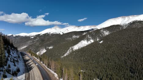 Straße-Entlang-Der-Verschneiten-Berge-In-Colorado