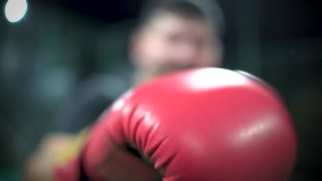 Boxer-Wirft-Stöße-Und-Schlägt-Mit-Boxhandschuhen-In-Zeitlupe-Mit-Geringer-Schärfentiefe-Auf-Die-Kamera-Ein