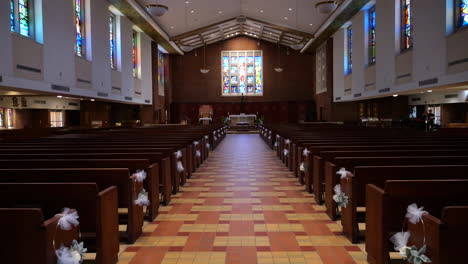 Betreten-Der-Katholischen-Kirche-„Divine-Infant-Jesus“-In-Westchester,-Illinois,-USA,-Annäherung-An-Den-Altar-Mit-Hochzeitsdekorationen-Auf-Bänken