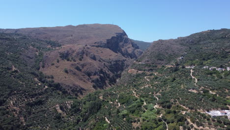 Vista-Aérea-A-Través-De-Topolia-Gorge,-Cañón-Y-Exuberante-Valle-De-Montaña,-Creta,-Grecia