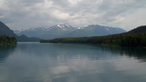 4K-Luftdrohnenaufnahmen-Von-Offenem-Flussufer-Und-Bergen-In-Alaska-Im-Sommer
