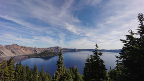 Peaceful-morning-in-the-beautiful-Crater-Lake-National-Park-in-Oregon