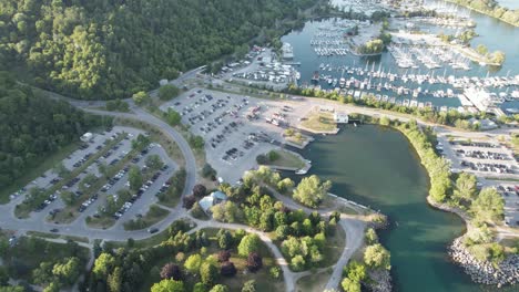 Drohne-Fliegt-über-Scarborough-Bluffs,-Parkplatz-Des-Segelbootclubs
