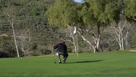 Golfista-Alineando-Un-Putt