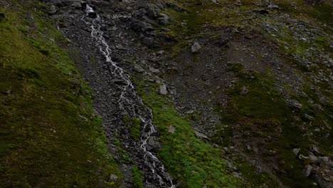 4K-Drohnenaufnahmen-Aus-Der-Luft-In-Alaska-Eines-Wasserfalls,-Der-Einen-Berg-In-Der-Nähe-Von-Palmer-Hinunterfließt