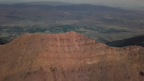 Excursionistas-Divirtiéndose-En-La-Cima-De-Una-Caminata-Al-Monte-Nebo-En-Utah-Amanecer-Temprano-En-La-Mañana---Plataforma-Rodante-Aérea