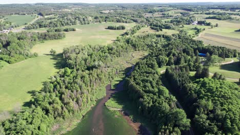 Flug-über-Einen-Kleinen-Wald-Und-Einen-Blattförmigen-Seefluss-Im-Ländlichen-Ontario,-Kanada