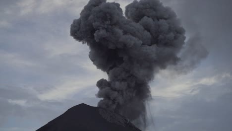Vulkanausbruch-Spuckt-Rauch--Und-Steinwolken-Aus