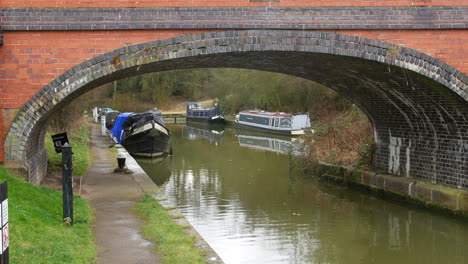 Eine-Brücke-über-Einen-Kanal-Mit-Schmalen-Booten-Auf-Dem-Fluss