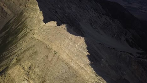 Harter-Hell-Dunkel-Kontrast-Vom-Morgenlicht-Der-Goldenen-Stunde-Auf-Dem-Gipfel-Des-Mt.-Nebo,-Salt-Lake-City,-Utah-–-Luftaufnahme