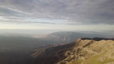 Mt.-Nebo-Salt-Lake-City-Utah-Bei-Sonnenaufgang-Und-Sonnenuntergang-An-Einem-Bewölkten-Tag-Mit-Morgenlicht,-Das-Auf-Den-Berg-Fällt---Luftneigung