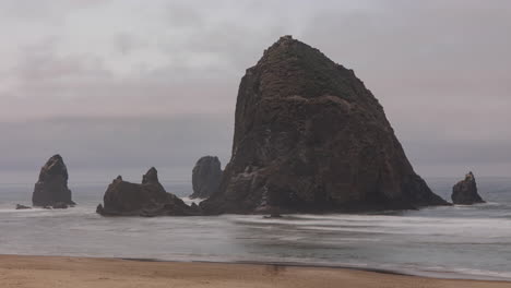 Der-Berühmte-Haystack-Rock-An-Der-Küste-Von-Oregon