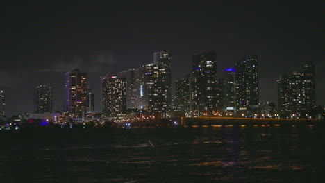 Vista-Del-Horizonte-De-Miami-En-La-Noche