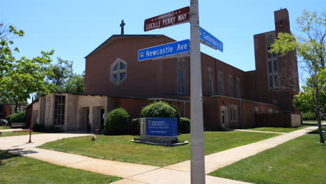 Street-Signs-in-Front-of-Divine-Infant-Jesus-Catholic-Church-in-Westchester,-Illinois-USA