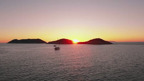 Rosa-orangefarbener-Sonnenuntergang-über-Dem-Meer,-Eine-Bucht-Mit-Zwei-Kleinen-Booten-In-San-Carlos,-Mexiko