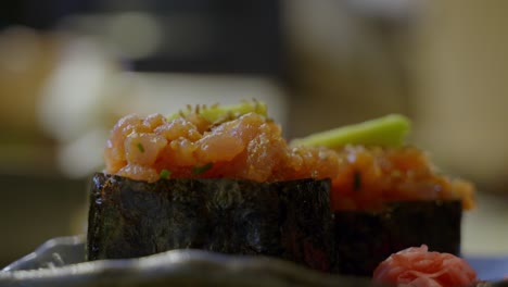 Makroaufnahme-Eines-Frischen-Tellers-Mit-Gerolltem-Köstlichem-Sushi,-Verschwommener-Hintergrund